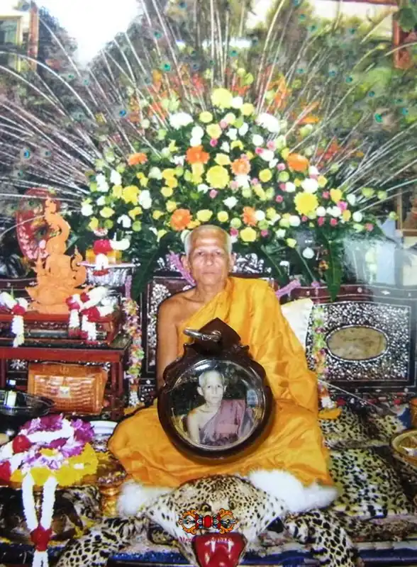Thai Amulet Roop Lor - Most Venerable LP Thong Gleung.