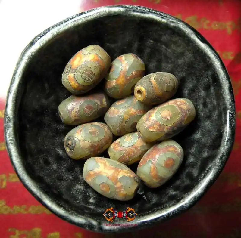 Three-eyed Dzi made of translucent stone.