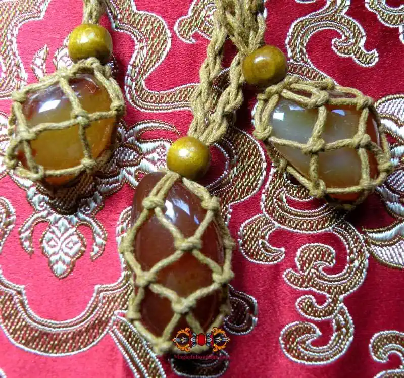 Magical stones of the Nâgas Hin Patawee Kong Kathat (pendant model).