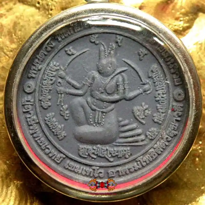 Curious protective amulet against the dangers linked to the water element - Venerable Pu Lersi Puthawet.
