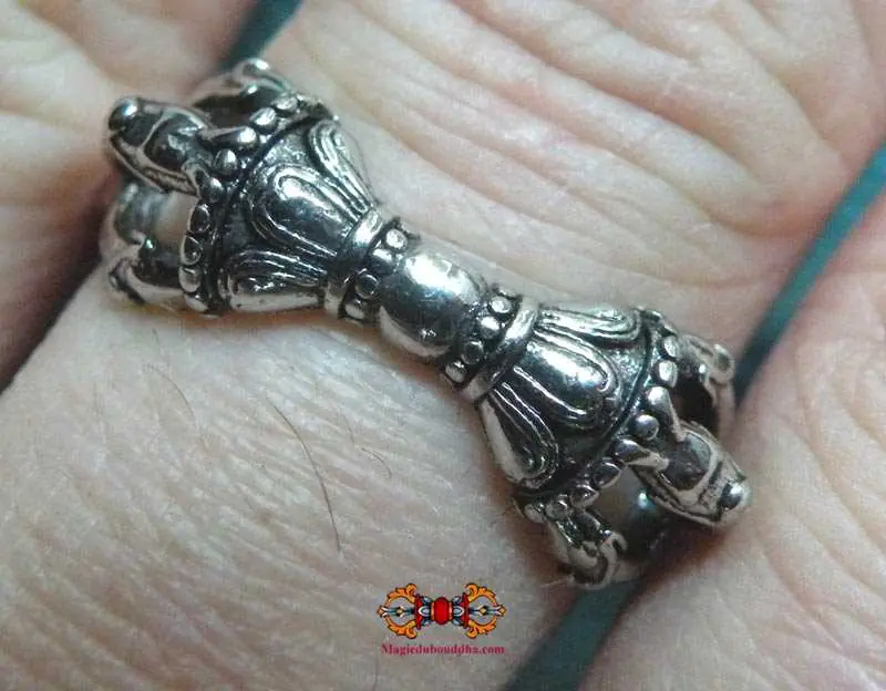 Dorje ring (with Chenrezig mantra).