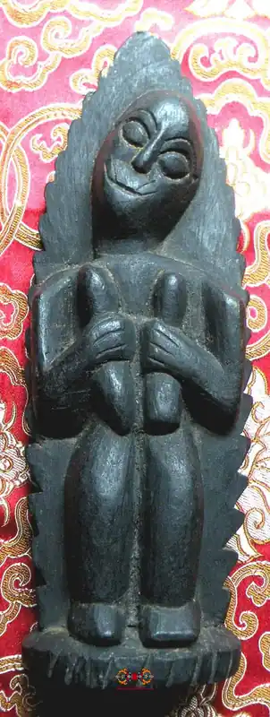 Dayak animist statue in carved wood (Malaysia).