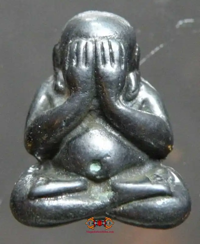 Alchemical amulets of the protective Buddha Phra Pidta - Wat Huae Jorakey.