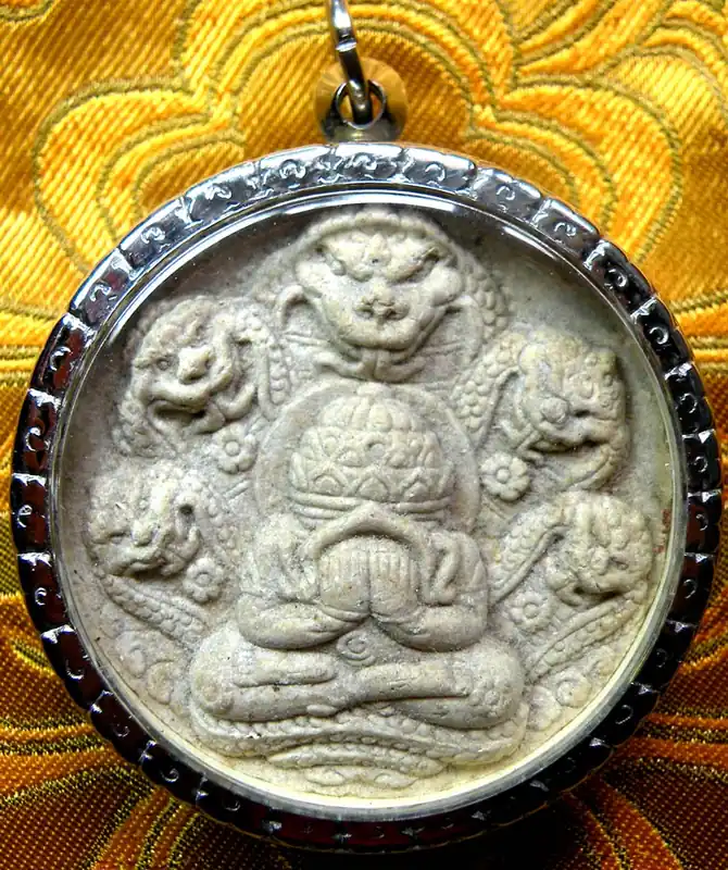 Large amulet of the Buddha Phra Pidta - Wat Phra Mahatat.