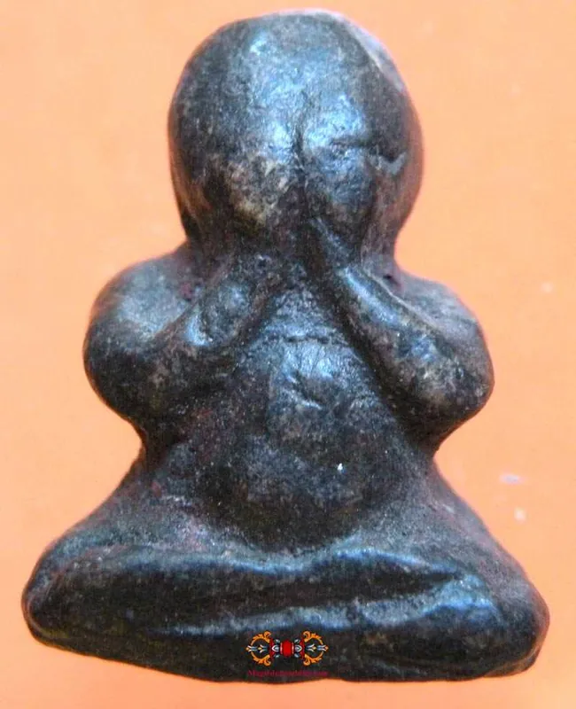 Protective Thai amulet Phra Pidta in terracotta.