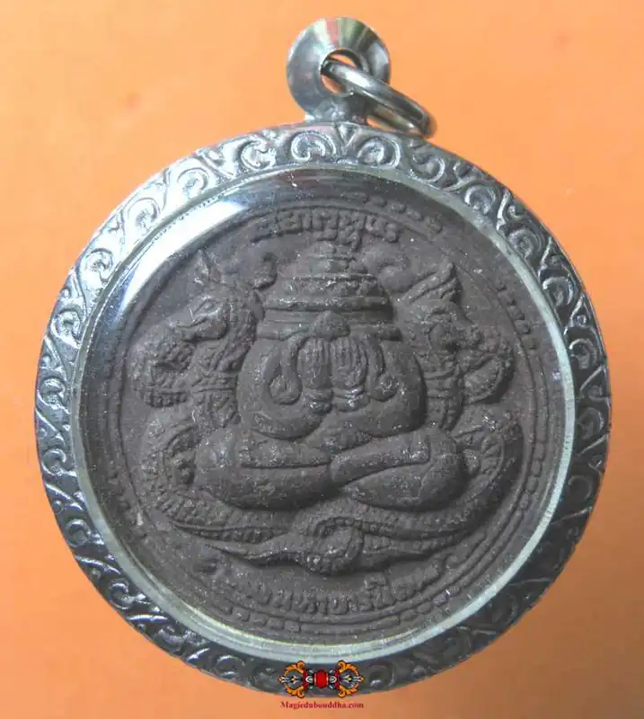 Thai amulet of the protective Buddha Phra Pidta and the monkey god Hanuman - Wat Bawon Niwet.