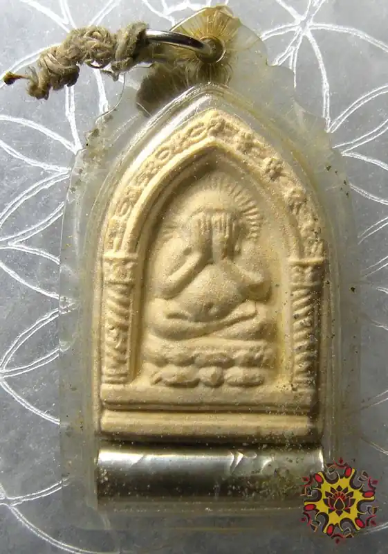 Thai amulet of the protective Buddha Phra Pidta and takut - Wat Don Sawang.
