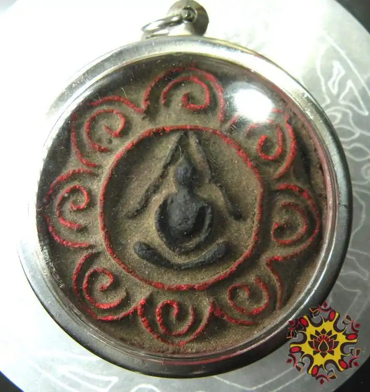 Large amulet of the black Buddha - Wat Thung Seti.