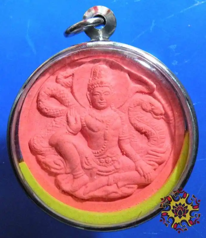 Small colorful Thai amulets of Jatukham Rammathep and Phra Pikanet.