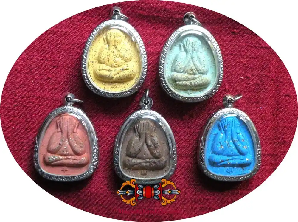 Multicolored protective amulets of the Buddha Phra Pidta - Wat Tham Singtho Thong.
