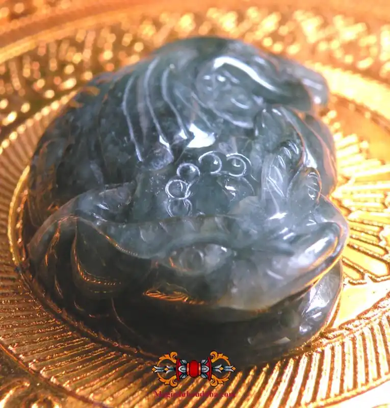 Chinese fortune talismans three-legged frog in Burmese jade.