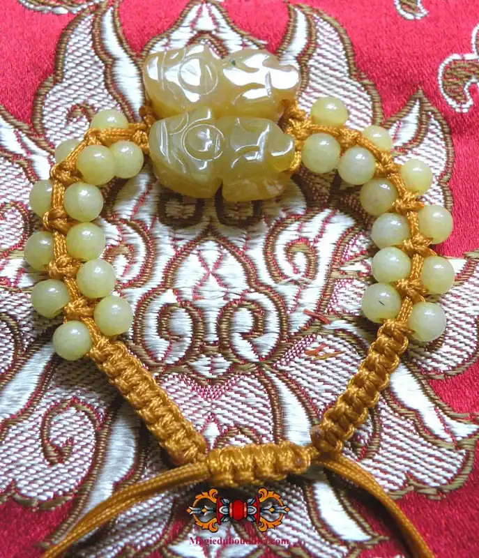 Chinese Pixiu fortune bracelet in yellow agate.