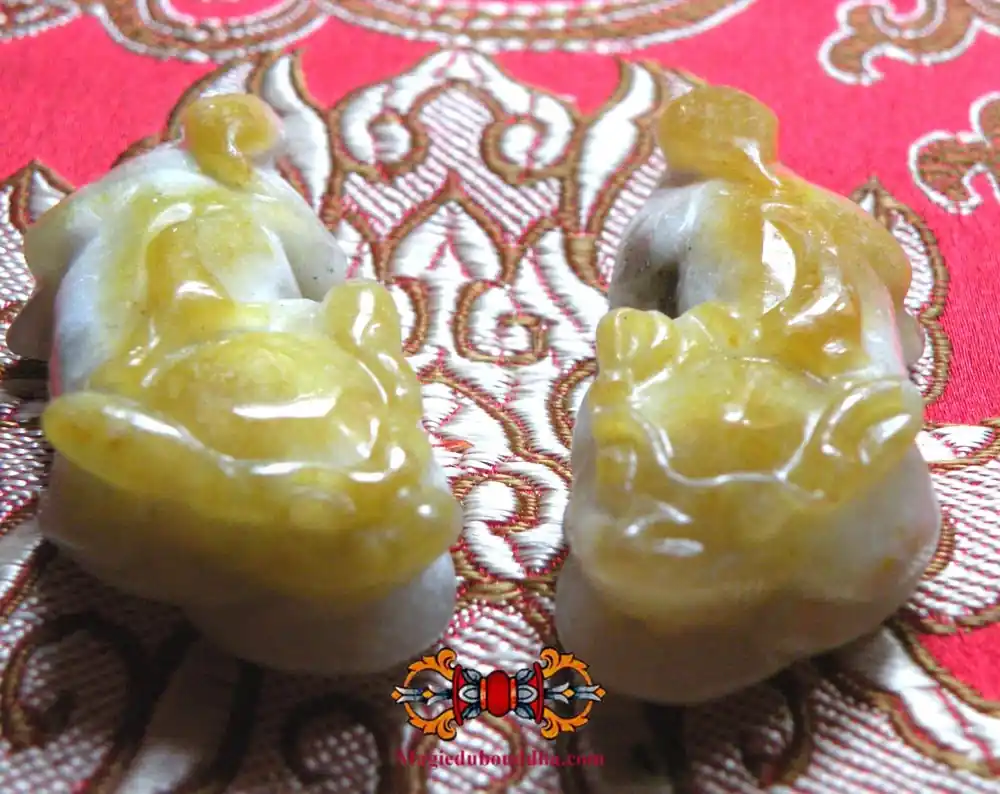 Pair of Chinese Pixiu amulets in yellow agate.