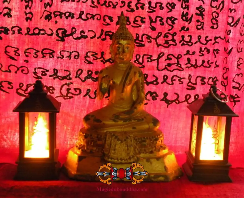 Small Buddhist altar lanterns - Wat Traimit.