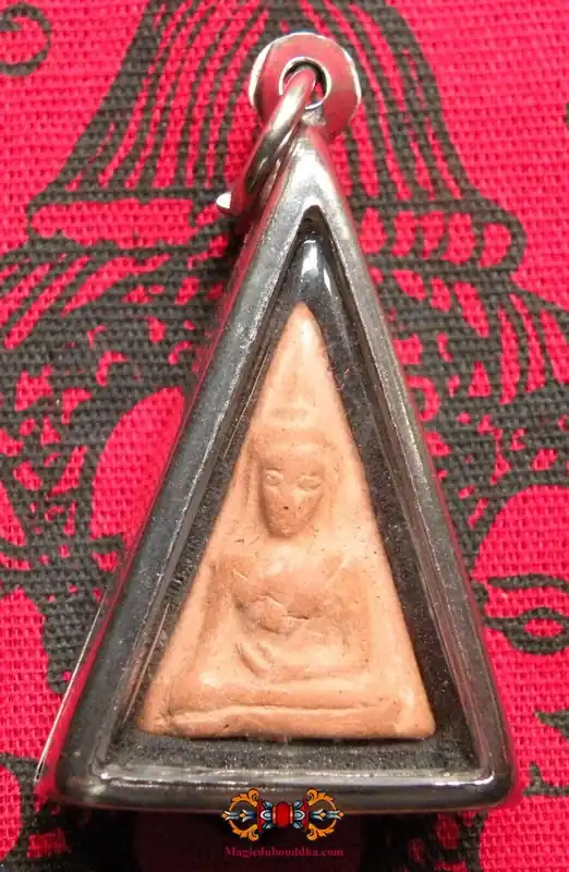 Thai charm amulet Phra Nang Phaya - Wat Lat Bua Khao.