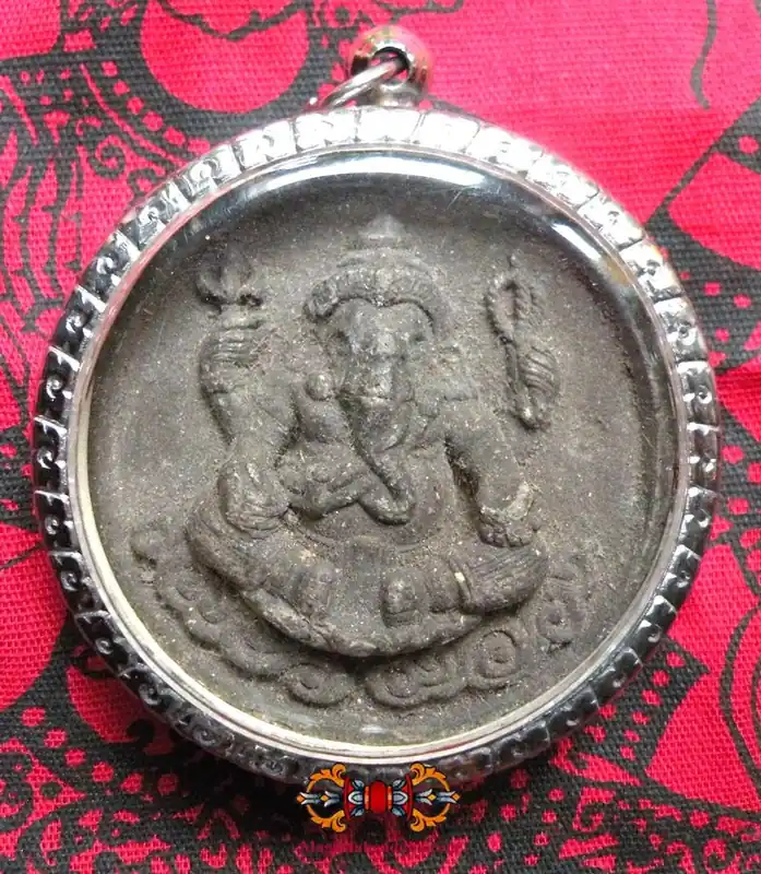 Large amulet of Ganesh and Buddha Luang Phor Yaï - Venerable Phra Mahasurasak Atisako.