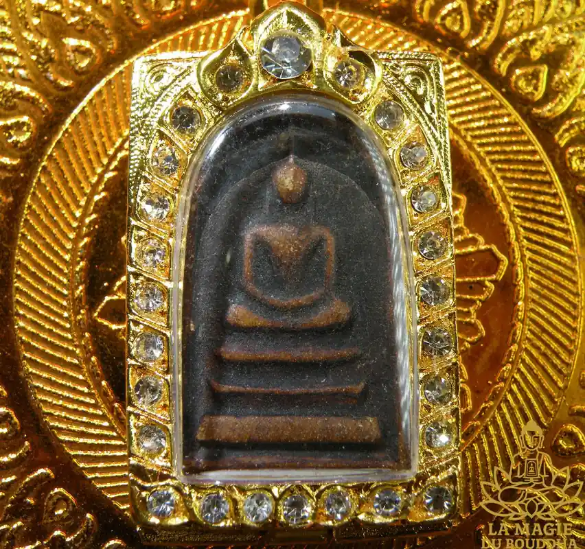 Phra Somdej amulet and portrait of the Most Venerable Luang Phor Waen Sujinno.