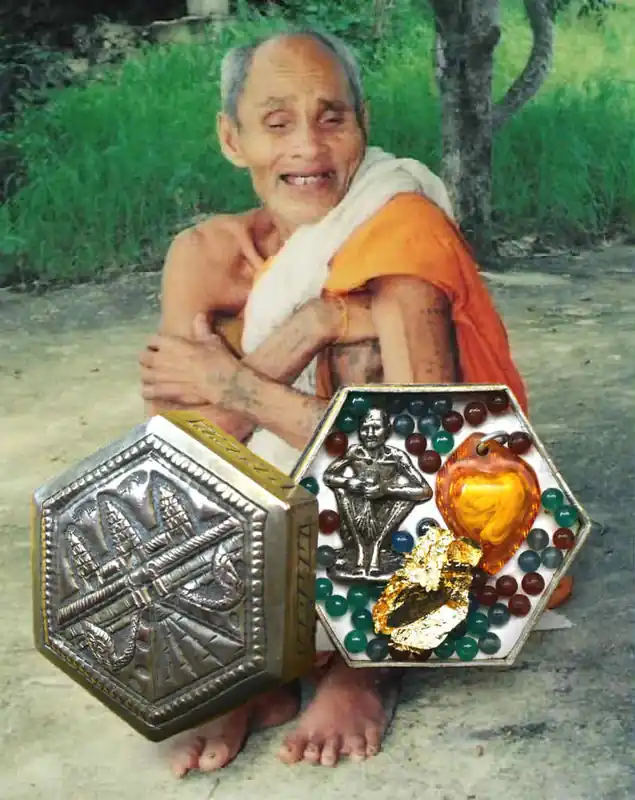 Relics of Luang Phor Suwang in a pot Angkor Wat – Amulet, sacred beads and blessed Sai-Sin thread