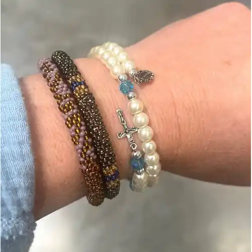 Bracelet Chapelet Perles Blanches avec Médaille