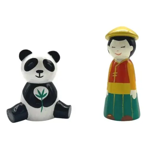 Garçon asiatique et son panda - Crèche de Noël en bois tourné