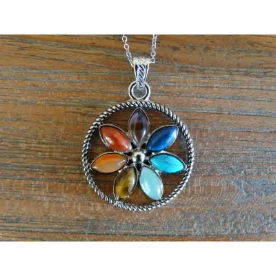 Collier Pendentif Fleurs des 7 Chakras