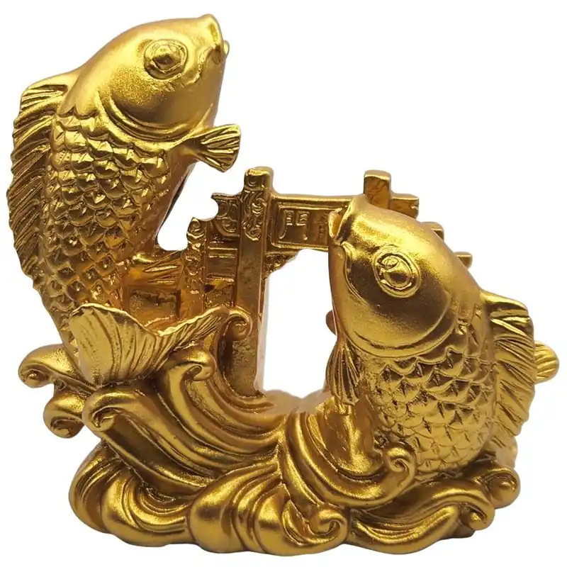 Statue Poissons Carpes passant la Porte du Dragon dorée