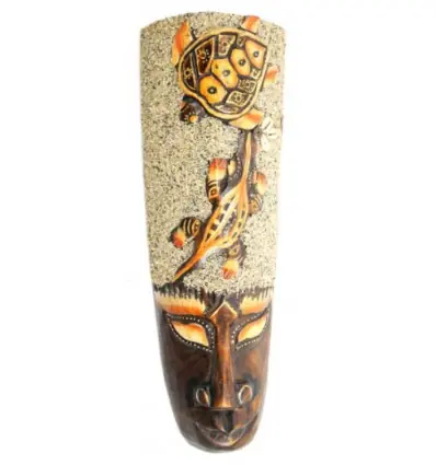 Masque Africain 32cm en bois décor Tortue + Salamandre + sable et coquillages.