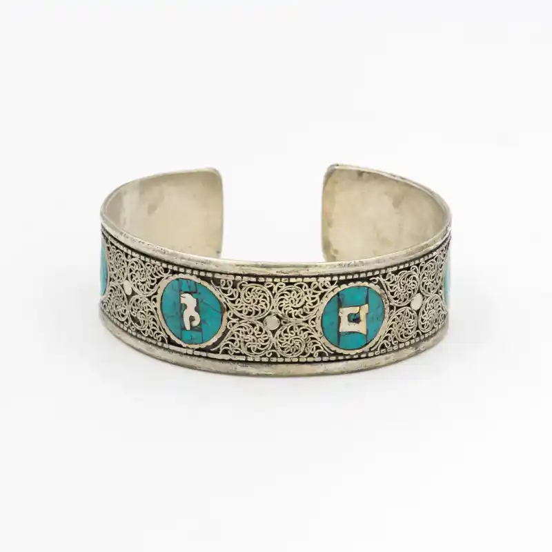Bracelet mantra Om mani Padme Hum sur fond en pierre