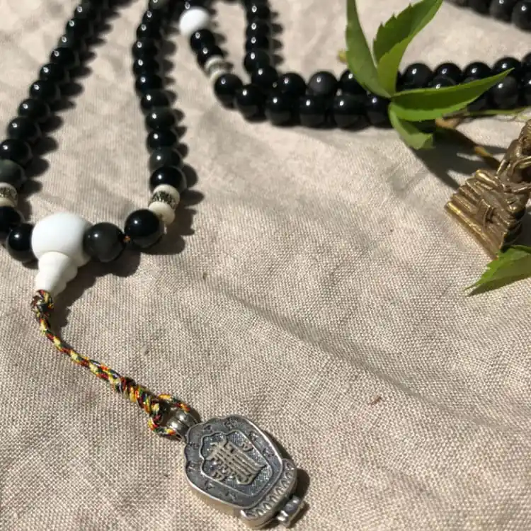 Mala en Obsidienne et Perles de Bénitier