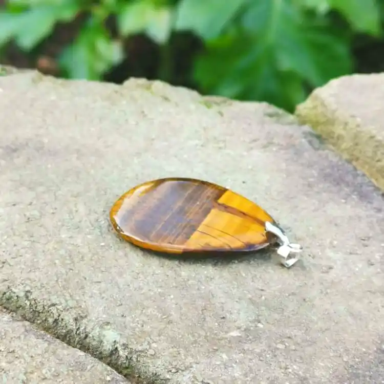 Pendentif Pierre Plate en Œil de Tigre