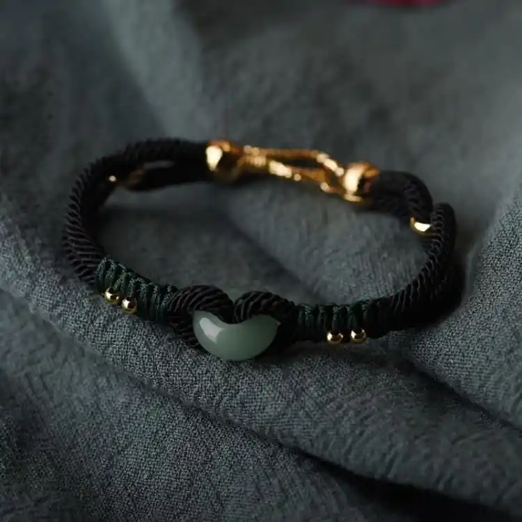 Bracelet tressé orné d'un anneau de Jade