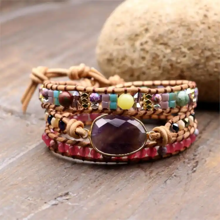 Bracelet de récupération ornée d'une pierre d'amethyste