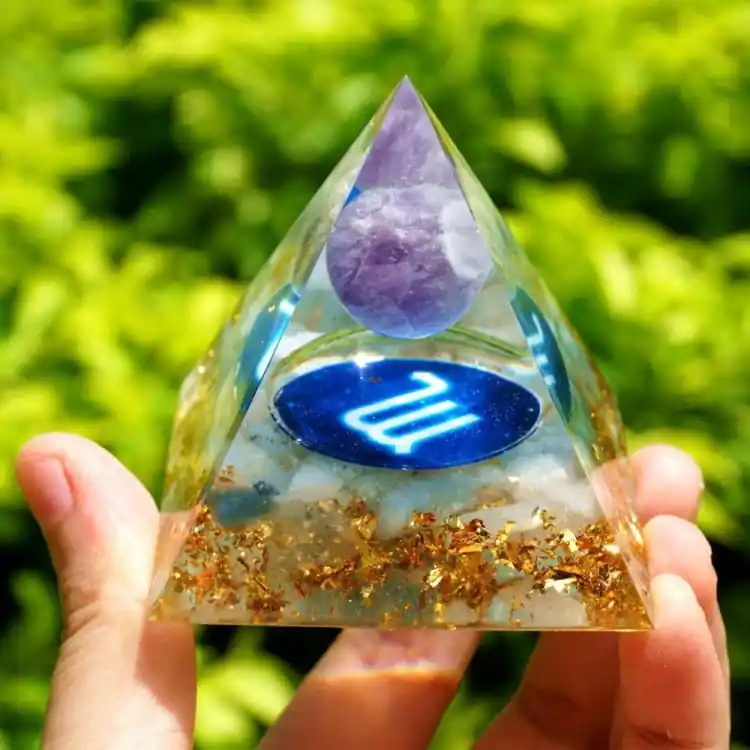 Pyramide du Zodiac en Orgonite et Améthyste de 10cm symbole du Scorpion