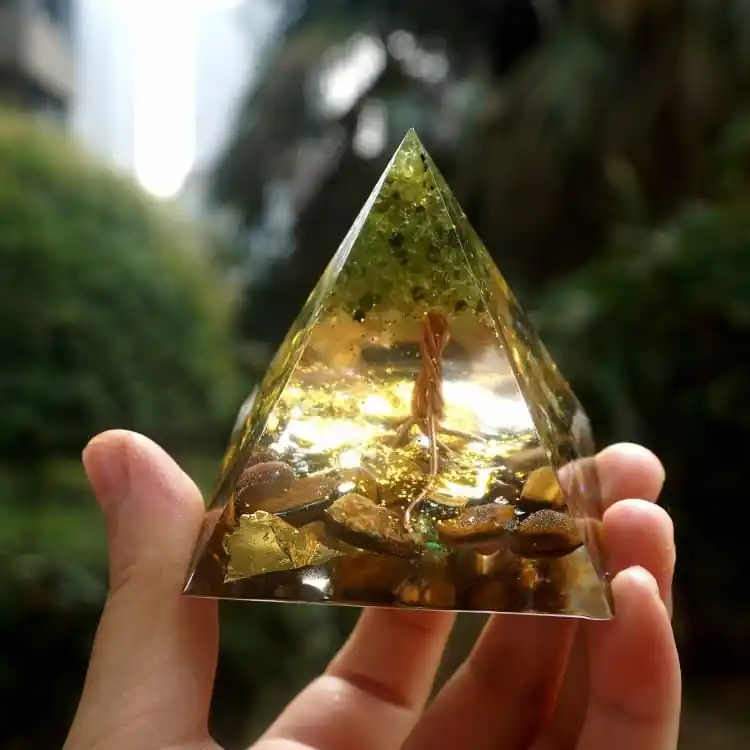 Pyramide en Orgonite et Oeil de Tigre de 10cm