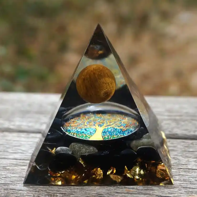 Pyramide en Orgonite, Obsidienne et Péridotite de 10cm