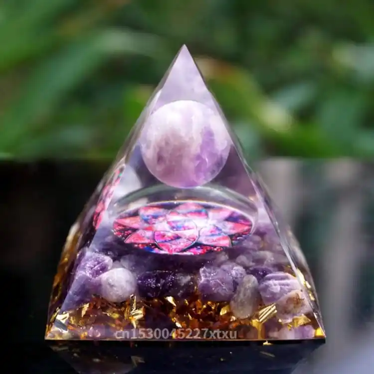 Pyramide en Orgonite et Améthyste de 10cm