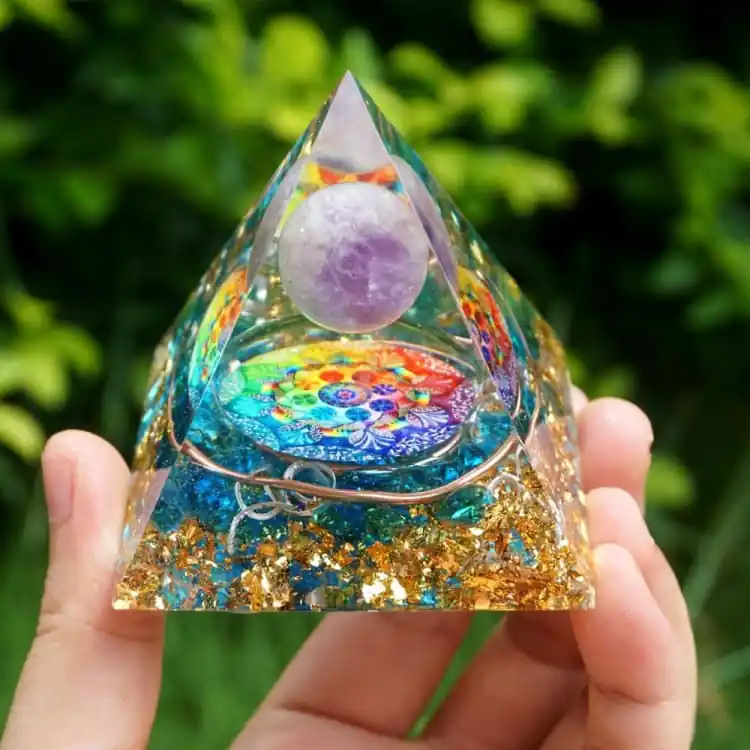 Petite Pyramide en Orgonite et Célestine de 10cm