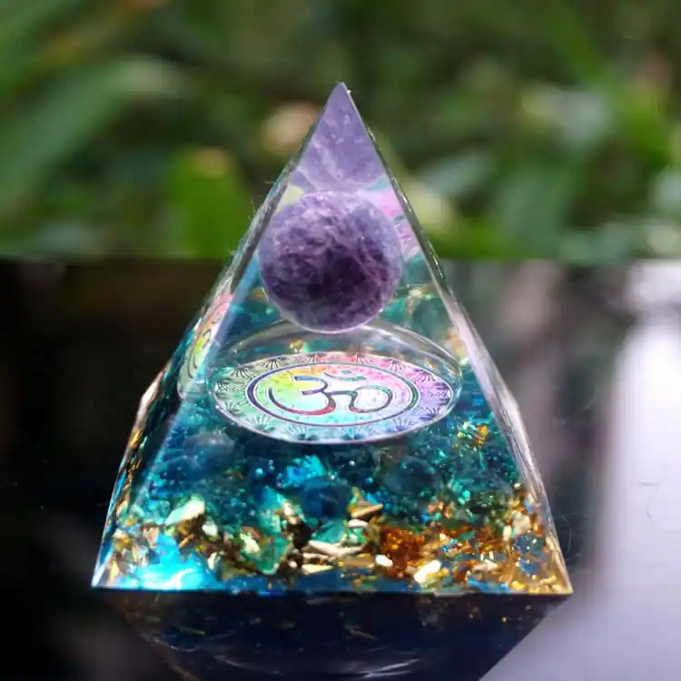 Pyramide en Orgonite et Célestine de 10cm