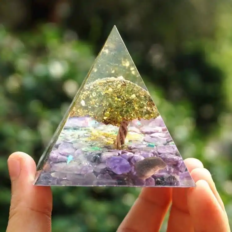 Belle Pyramide en Orgonite et Améthyste de 10cm