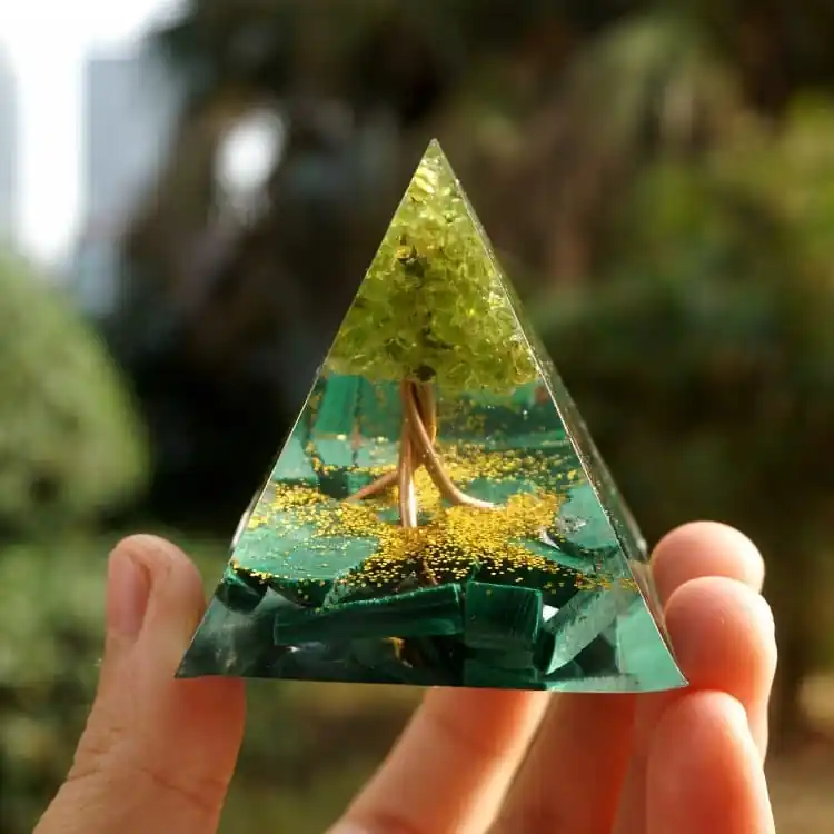 Pyramide en Orgonite et Malachite de 10cm