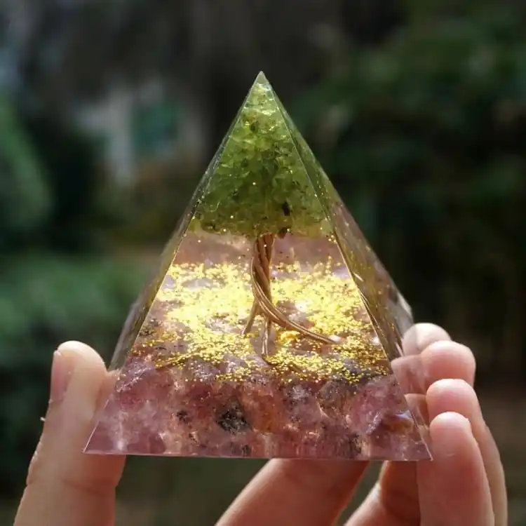 Pyramide en Orgonite et Quartz Rose de 10cm