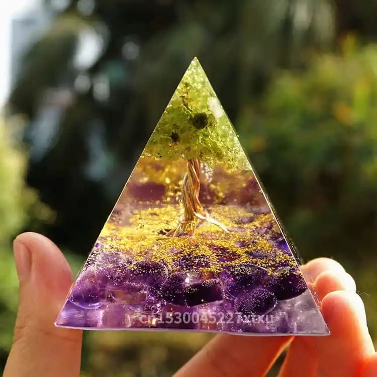 Petite Pyramide en Orgonite et Améthyste e de 10cm