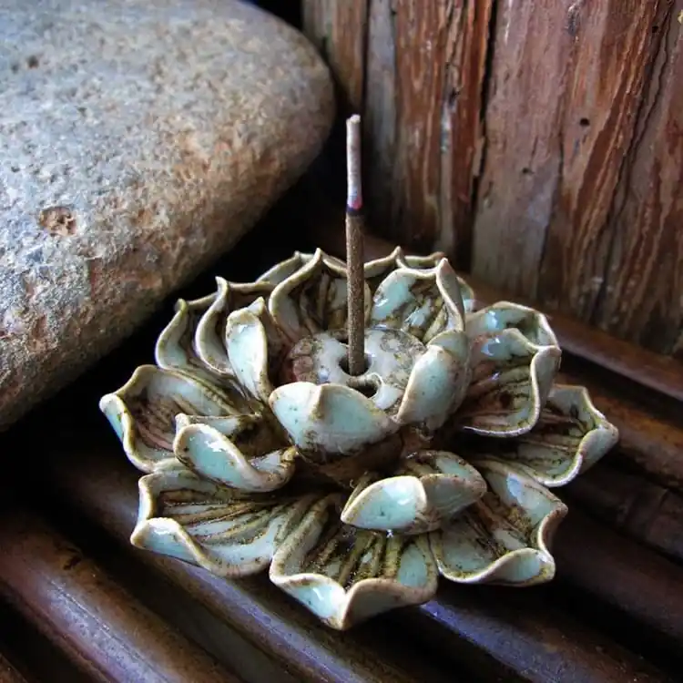Porte encens en céramique ' l'éclosion du Lotus '
