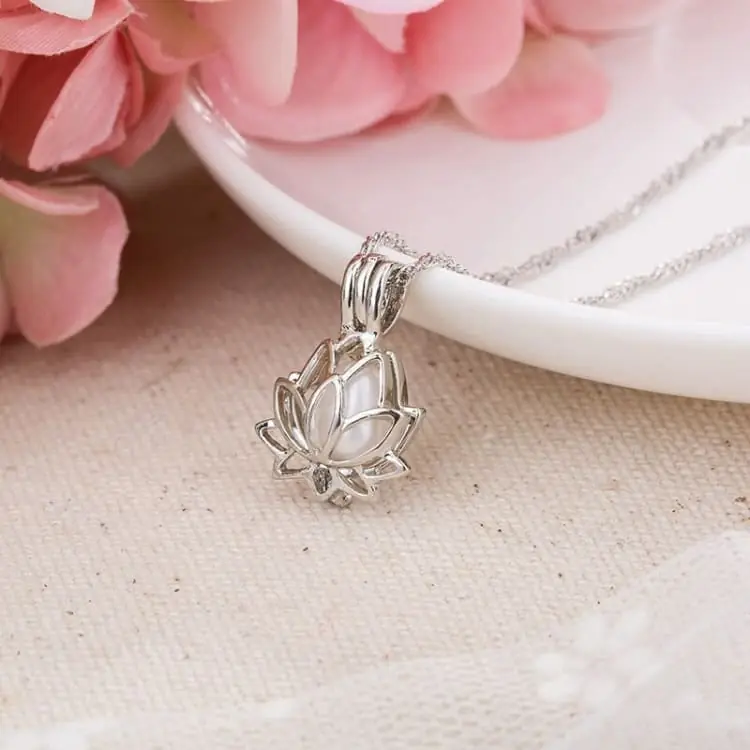 Collier du Lotus lumineux - ' Le fanal '