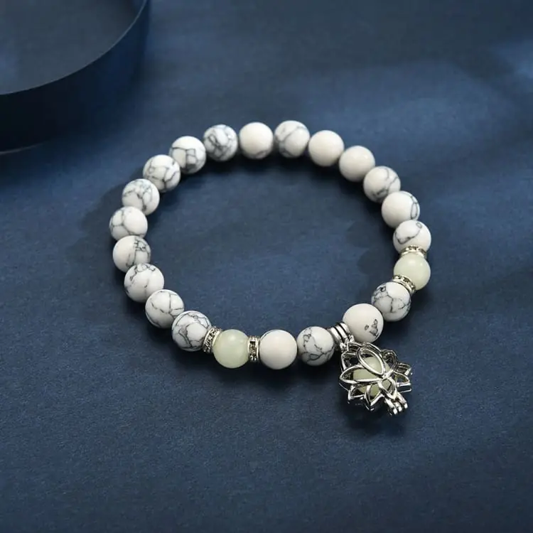 Bracelet luminescent en Howlite ' la fleur de lotus illuminé'