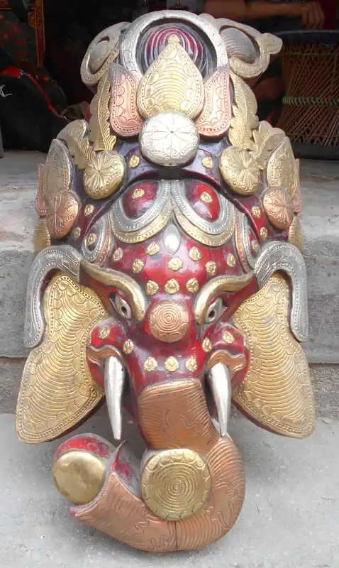 Masque en bois de Ganesh avec travail métallique