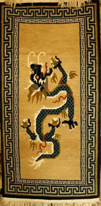 Tapis tibétain avec un dragon au centre et une bordure.