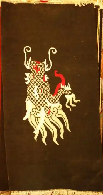 Tapis tibétain avec un design de tête de dragon