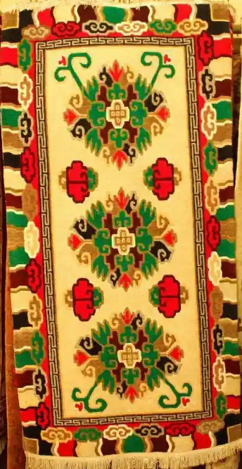 Tapis tibétain avec un design de 3 fleurs