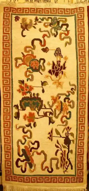 Les tapis tibétains avec des symboles auspicieux